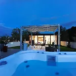 Feel Good Penthouse With Jacuzzi Apartment